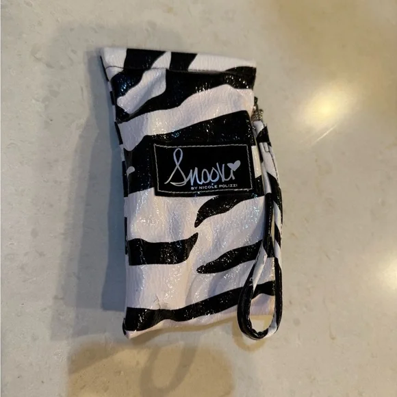 Snooki by Nicole Polizzi sunglasses. Comes with case as shown - Picture 4 of 6